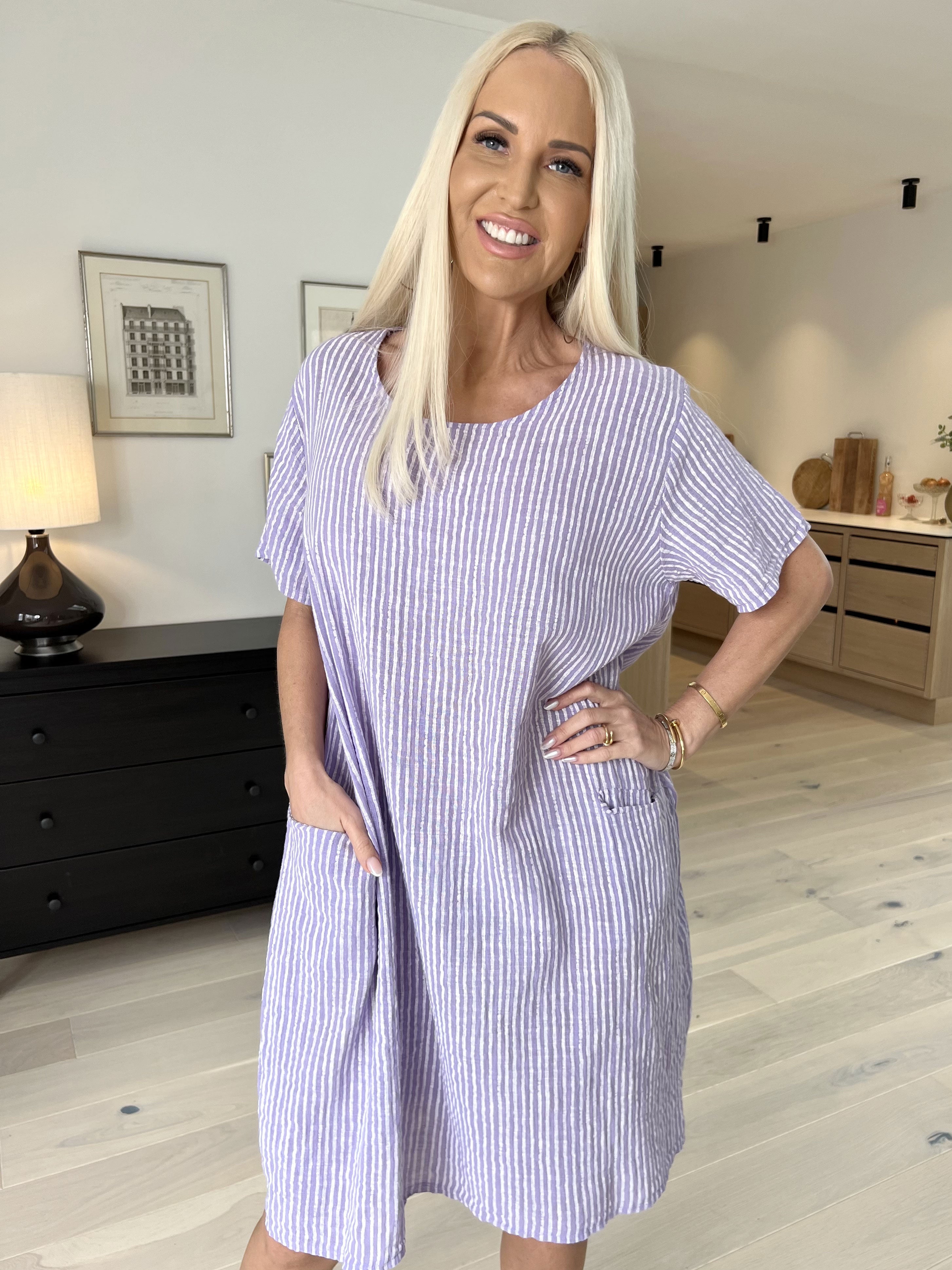 Louise - Finrandig klänning i linneaktigt bomullstyg